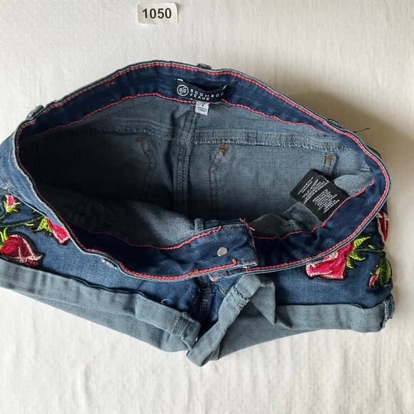 Boom Boo Jeans Women’s Denim Short Shorts size 7 (S),Jean Blue,Embroidered Roses - Picture 9 of 10